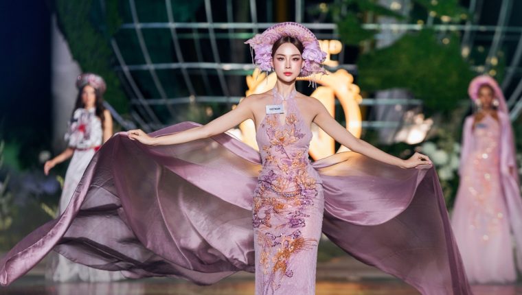 Bảo Ngọc cùng thí sinh Miss World diễn thời