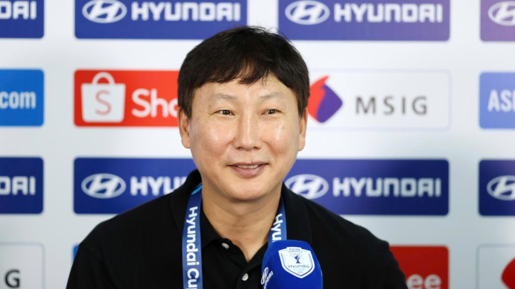 HLV Kim Sang-sik: 'Tôi sẽ vứt hết áo trắng