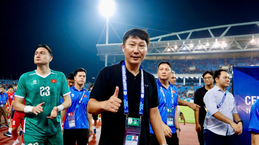 HLV Kim Sang-sik nối dài kỷ lục vào chung