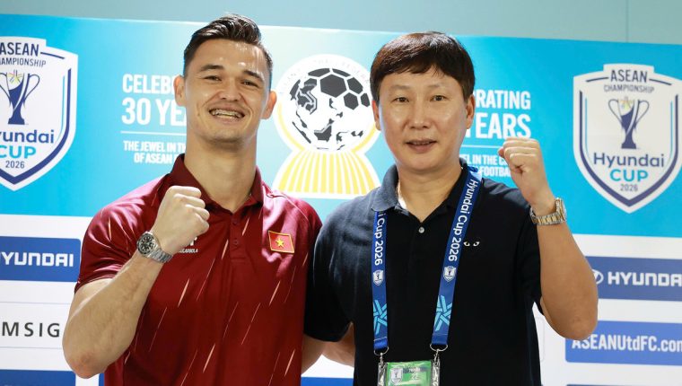 HLV Kim: 'Ronaldo, Messi cũng khó ghi bàn vào