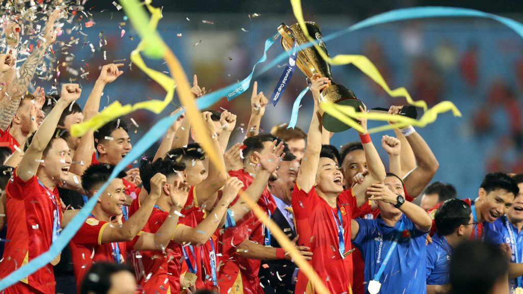Đội tuyển Việt Nam nâng Cup ở Mỹ Đình