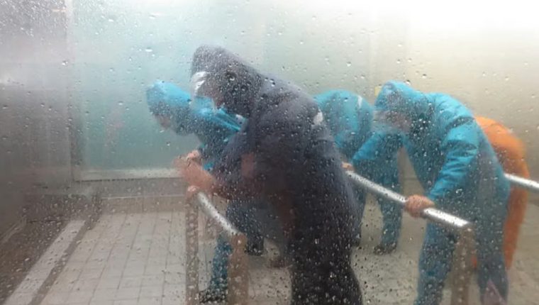 Khách Trung Quốc chi tiền để đón bão, lũ
