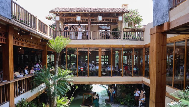 Nghìn khách xếp hàng chờ check in quán cà