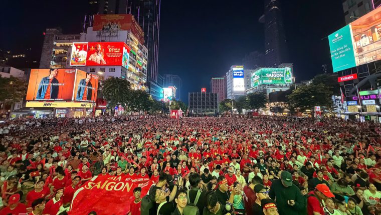 Nhiều nơi lắp màn hình lớn, bắn pháo sáng