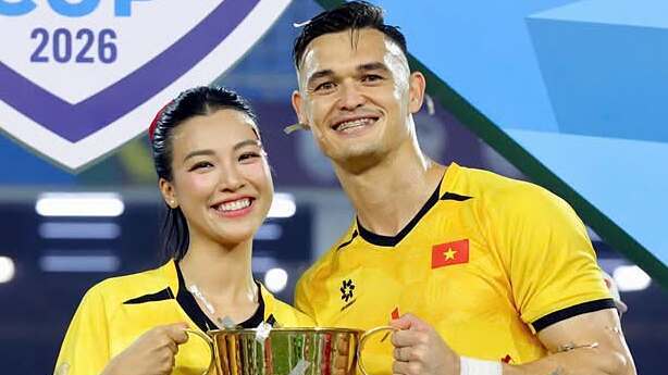 Á hậu Hoàng Oanh cùng thủ môn Patrik Lê