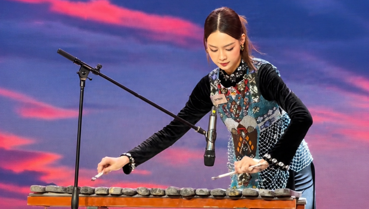 Bảo Ngọc đánh đàn đá ở Miss World