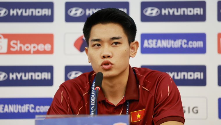 Đình Bắc: 'Chúng tôi đang giữ đôi chân trên