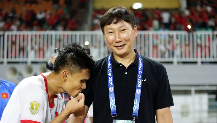 Cầu thủ hôn áo của HLV Kim Sang-sik