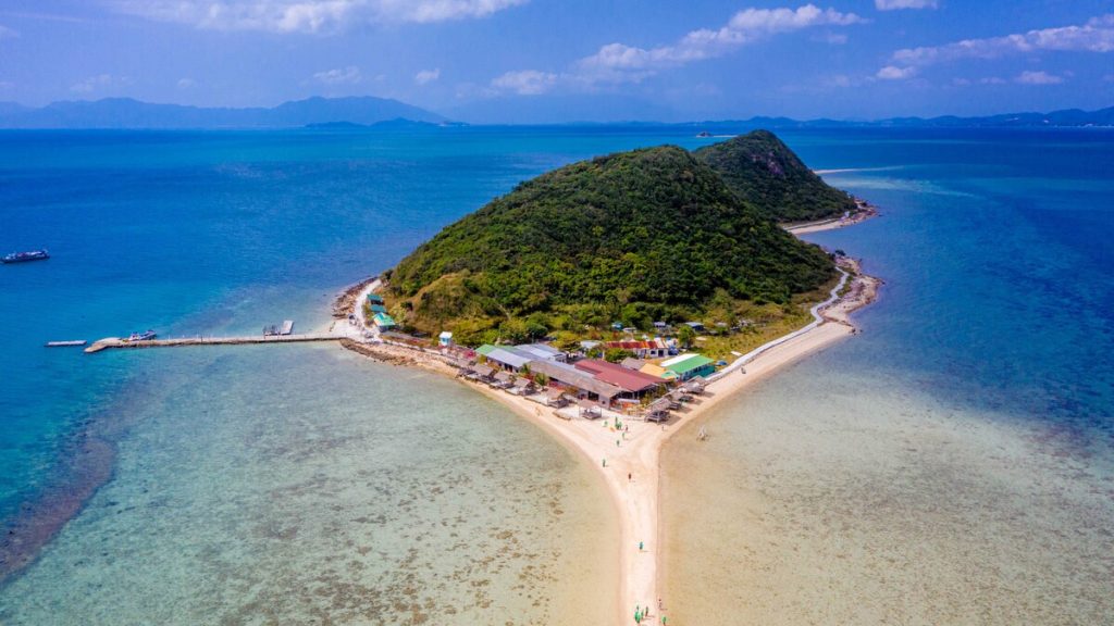 Đi bộ giữa biển ở đảo Điệp Sơn
