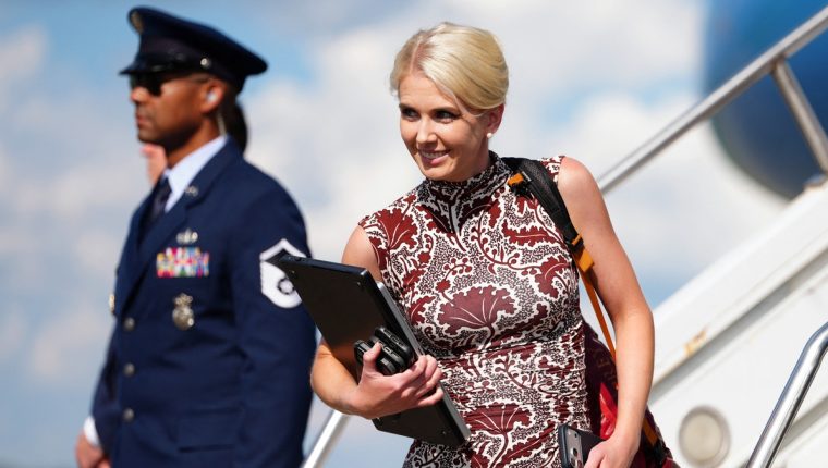 Phong cách nữ trợ lý của ông Donald Trump