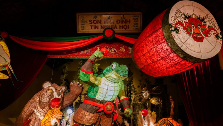 Lồng đèn 'Cóc kiện trời' cao gần 3 m