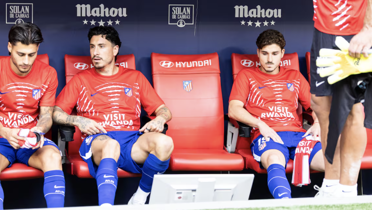 Atletico mắc kẹt với Alvarez