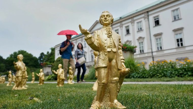 Hơn 200 bức tượng Mozart bị đánh cắp
