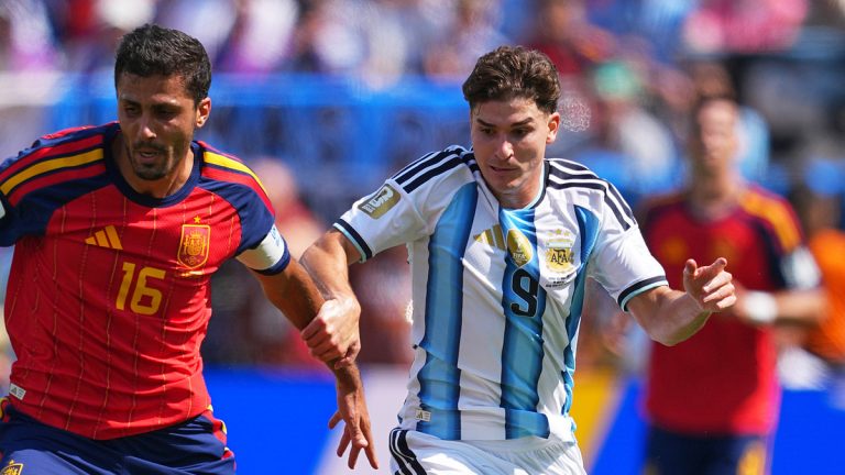 Alvarez trầm cảm trong lúc đòi sang Barca