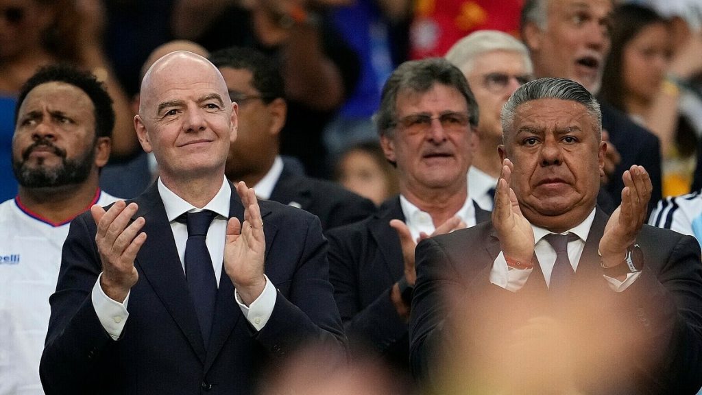 Argentina ủng hộ Chủ tịch FIFA giữa bão chỉ