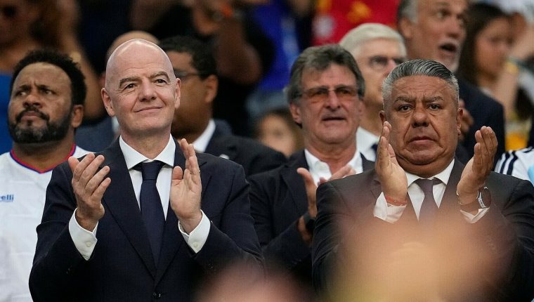 Argentina ủng hộ Chủ tịch FIFA giữa bão chỉ