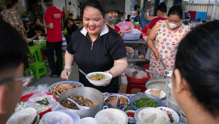 Xếp hàng thưởng thức 'bánh canh ruộng' 15.000 đồng