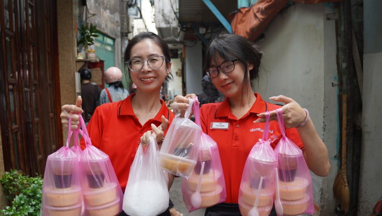 Xếp hàng mua bánh flan 'khổng lồ' tại TP