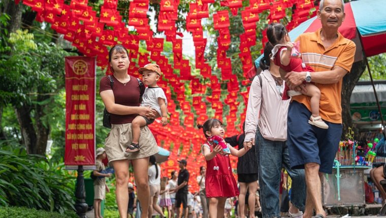 Nhiều điểm du lịch ở Hà Nội nhộn nhịp