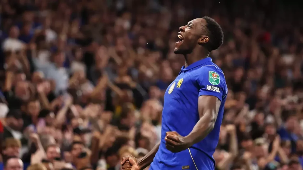 Welbeck ghi bàn đầu tiên cho Chelsea