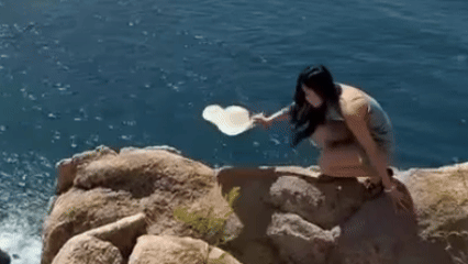 Cô gái trèo ra vách đá ở Nha Trang