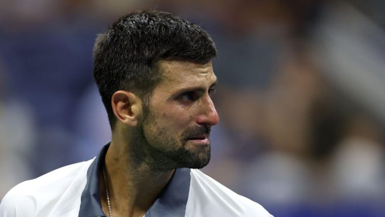 Djokovic bật khóc khi thua sốc ở vòng một