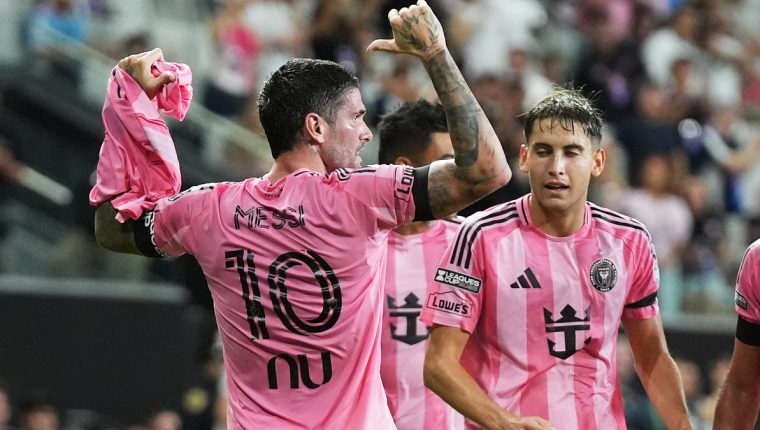 Messi được đồng đội tri ân sau khi mất