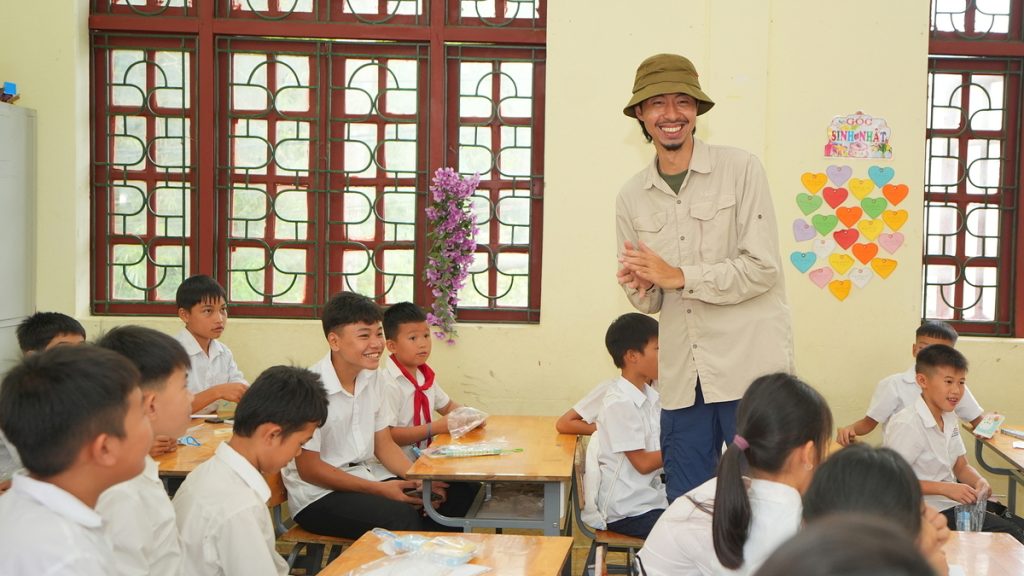 Rapper Đen Vâu đồng hành trao thư viện Hy