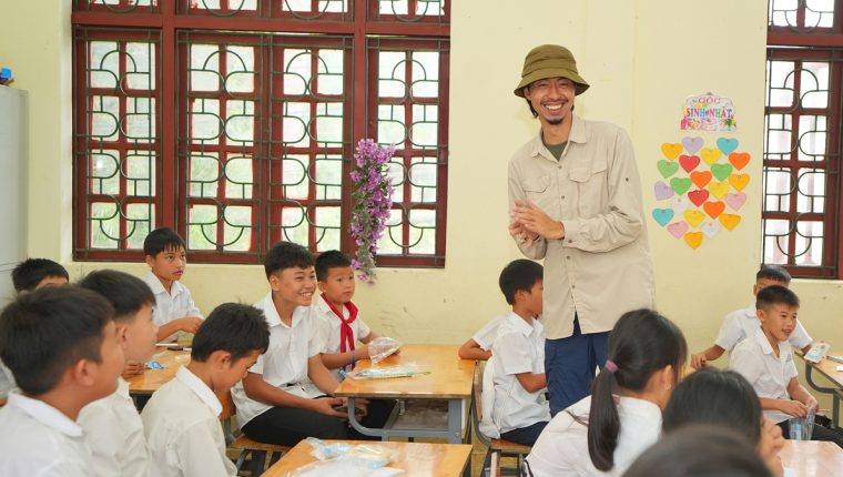 Rapper Đen Vâu đồng hành trao thư viện Hy