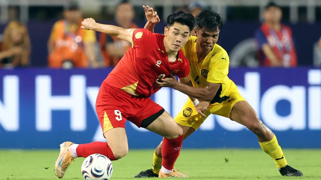 Việt Nam vượt qua Trung Quốc theo Elo bóng