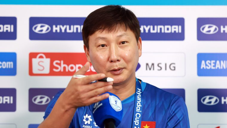 HLV Kim Sang-sik họp báo trước bán kết ASEAN