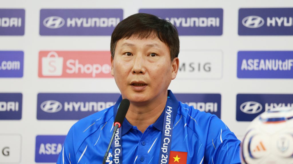 HLV Kim Sang-sik: 'Không chủ quan trước Malaysia'