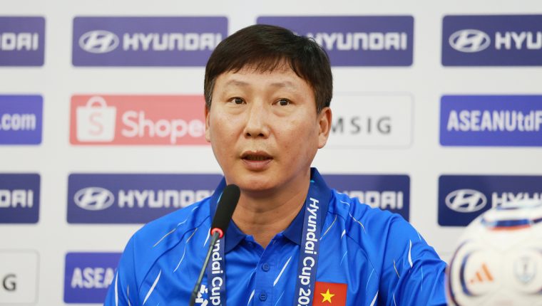 HLV Kim phủ nhận Việt Nam đá sân khách