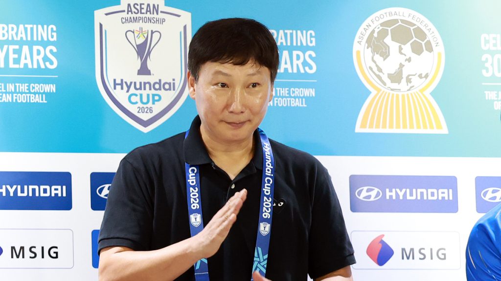 HLV Kim Sang-sik họp báo sau khi vô địch