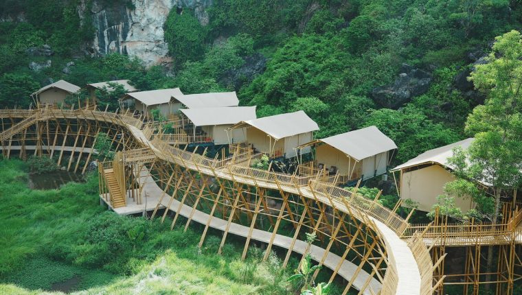 Chi 11 triệu đồng ngủ lều giữa rừng ở