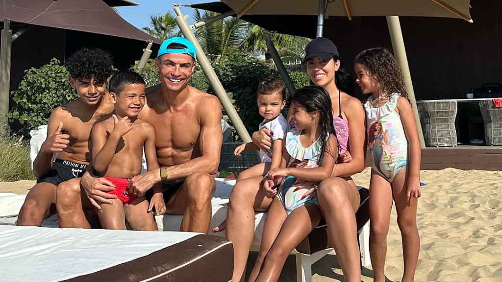 Georgina 'nhận nuôi ba con riêng của Ronaldo'