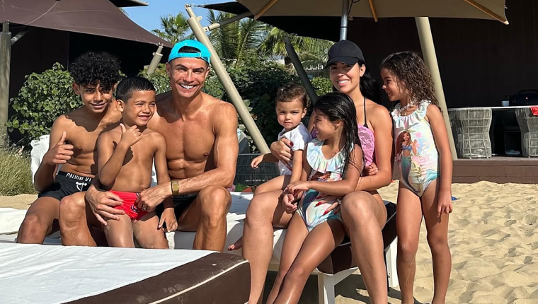 Georgina 'nhận nuôi ba con riêng của Ronaldo'