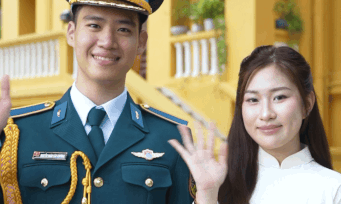 Du khách đổ đến Quảng trường Ba Đình chụp