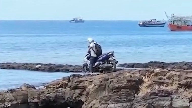 Khách Trung Quốc chạy xe máy trên Cổng Tò