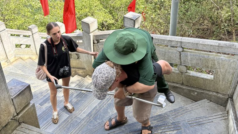 Du khách Pháp cõng cựu chiến binh Việt Nam