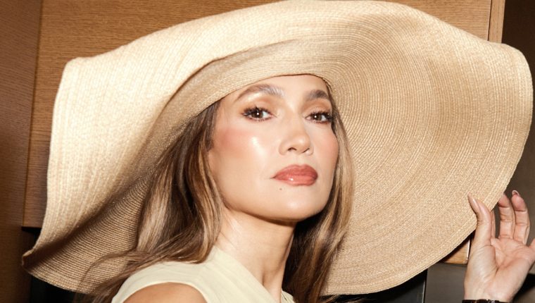 Váy áo mùa hè tôn dáng của Jennifer Lopez
