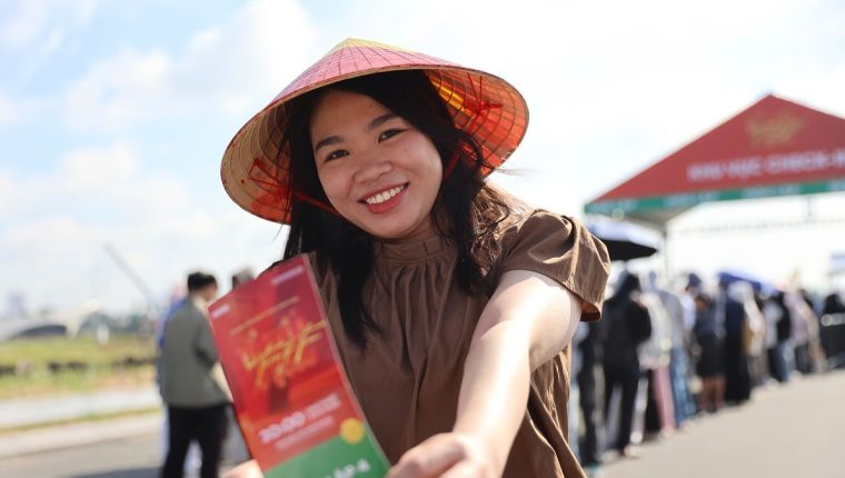 Hàng nghìn người trẻ xếp hàng nhận vé concert