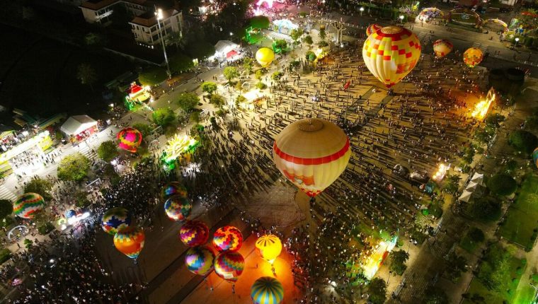 34 khinh khí cầu lần đầu phủ sắc trời