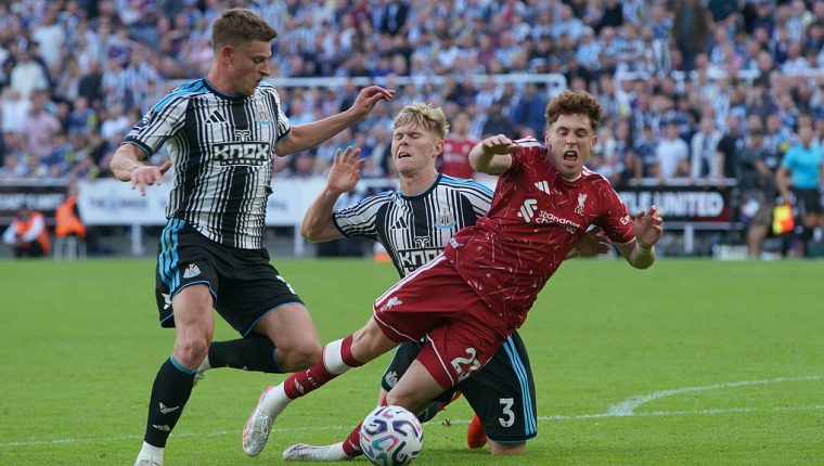 Liverpool cầm hòa Newcastle phút 99