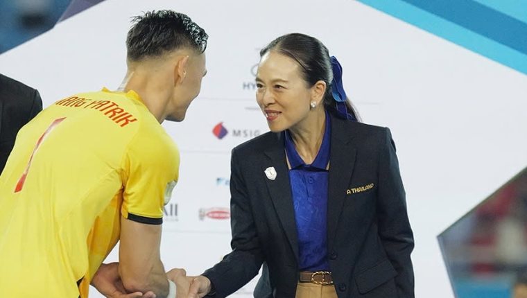 Madam Pang diện phong cách tiểu thư trên sân