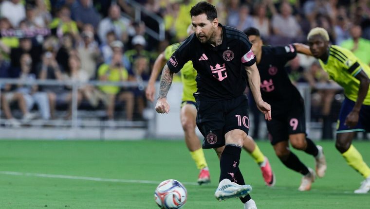 Messi đá hỏng phạt đền trong thảm bại của