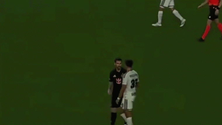 Messi vỗ đầu đối thủ 16 tuổi ở MLS