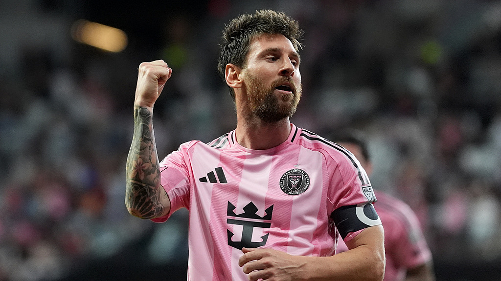Messi ghi bốn bàn trong chiến thắng 7-1 của