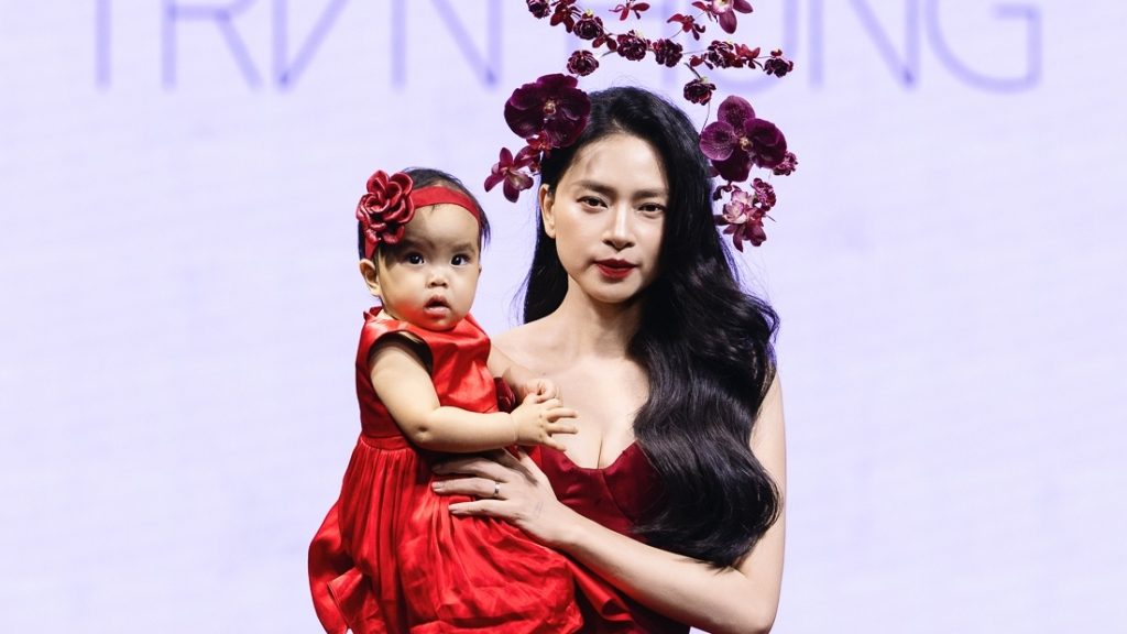 Ngô Thanh Vân bế con catwalk