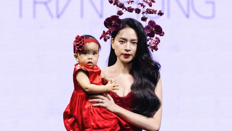 Ngô Thanh Vân bế con catwalk